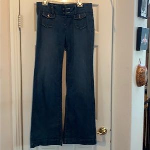 Cute Lucky jeans with buttoned pockets